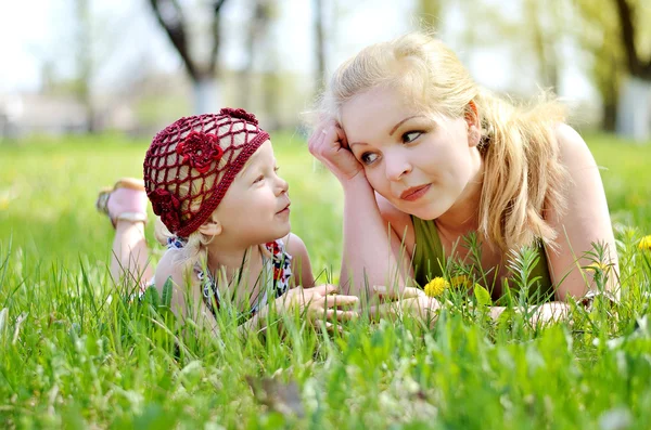 Madre e hija sobre la naturaleza — Foto de Stock