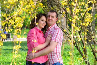 bir erkek ve kadın bir yürüyüş ve sarılmak için git 