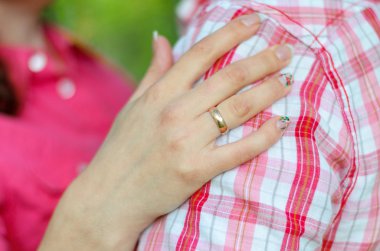 bir kadının elini omuz alyans sürmedi.