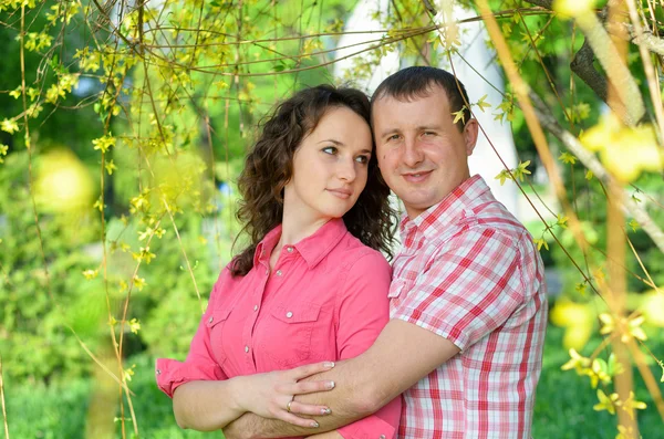 En man och kvinna gå för en promenad och kram — Stockfoto