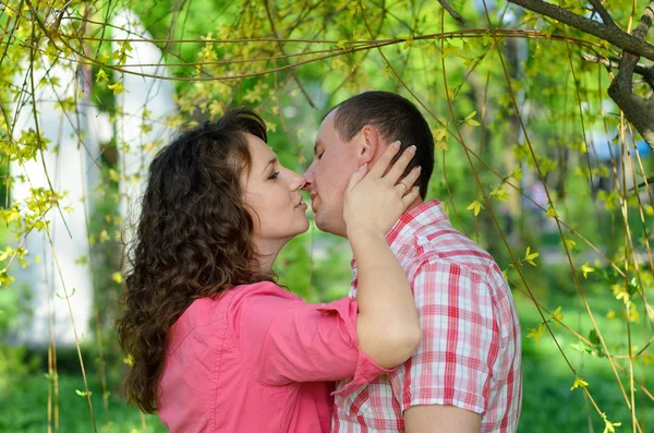 En man och kvinna gå för en promenad och kram — Stockfoto