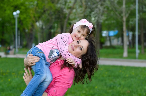 Mutlu bir aile bir parka bir çocukla çalış. — Stok fotoğraf