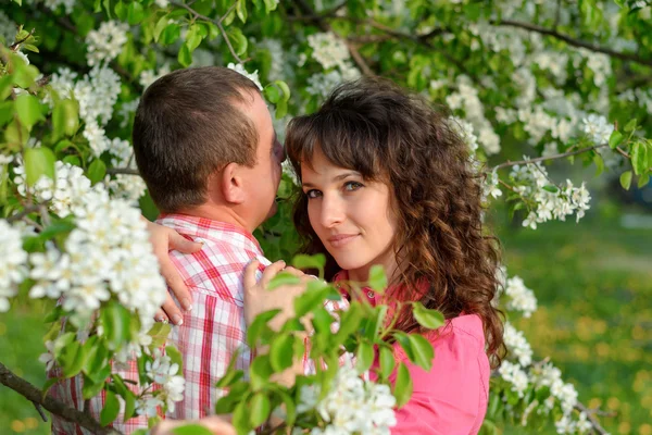 Donna abbraccia un uomo uno sguardo sorride in una camera — Foto Stock