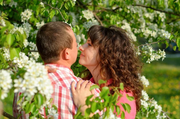 Mujer abraza a un hombre una mirada sonríe en una cámara —  Fotos de Stock