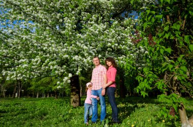 aile anne ve kızı bir parkta bir yürüyüş