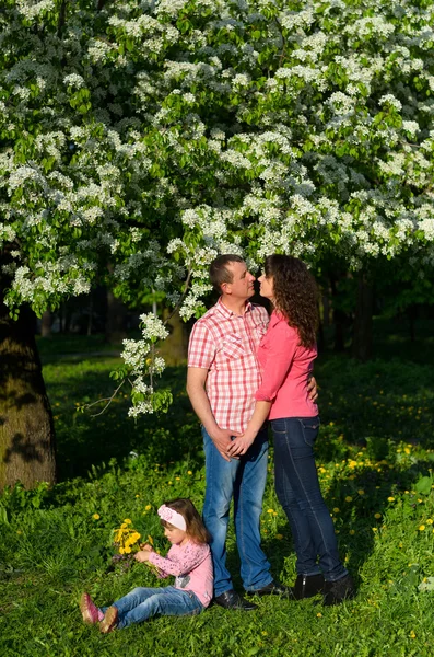 Родители семьи и дочь на прогулке в парке — стоковое фото