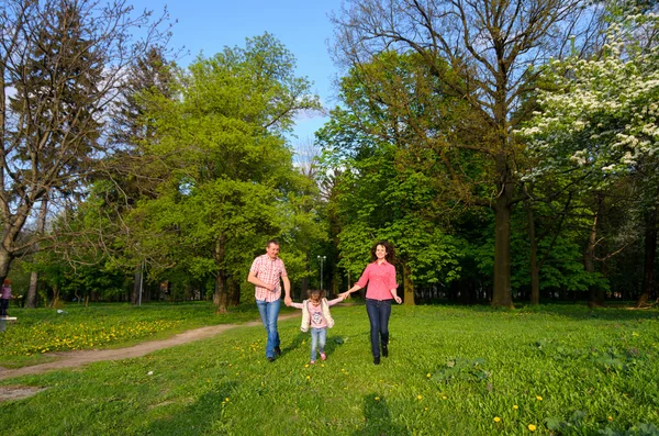 Família joga no passeio de ar fresco — Fotografia de Stock