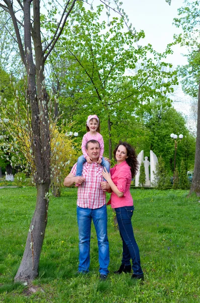 Família joga no passeio de ar fresco — Fotografia de Stock