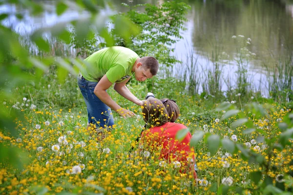 Ein Fotograf arbeitet mit einem Modell — Stockfoto