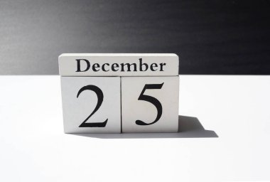 Siyah ve beyaz arkaplanlı 25 ve Aralık kübü