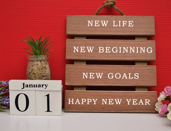 新しい生活 始まり 赤い背景を持つ木製のフレーム上の幸せな新年のテキスト あけましておめでとうございます — ストック写真