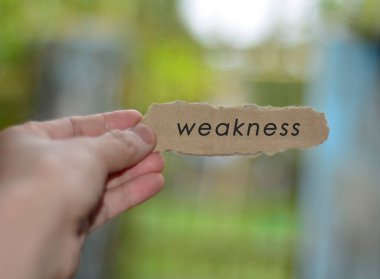 Motivasyonel alıntıya ve bulanık yeşil arka plana sahip Yırtık El Kağıtları. İlham verici bir alıntı.