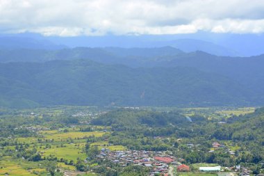 Vadideki Sunsuron Tambunan, Sabah, Malezya 'daki güzel bir köyün manzarası. Sabah 'a Seyahat ve Tur, Rüzgarın Altındaki Topraklar, Borneo, Malezya