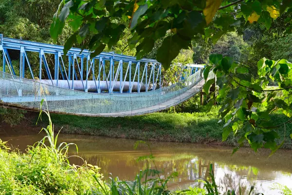 Tubería Acero Agua Puente Colgante Sobre Río Área Rural Penampang — Foto de Stock