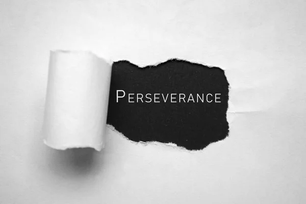 Testo di perseveranza su sfondo di carta strappata bianca. Parole potenti — Foto Stock