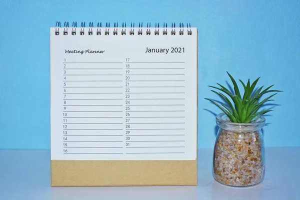 Январь планировщик встреч 2021 календарь с синим фоном и горшок завод — стоковое фото