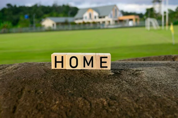 Hemnummer Träblock Toppen Stor Sten Med Hus Bakgrund — Stockfoto