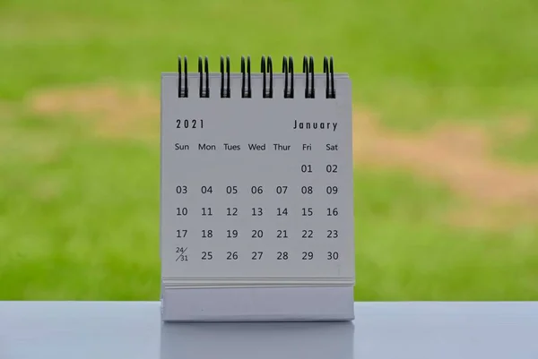Январь 2021 Белый Календарь Зеленым Размытым Фоном 2021 Новая Концепция — стоковое фото