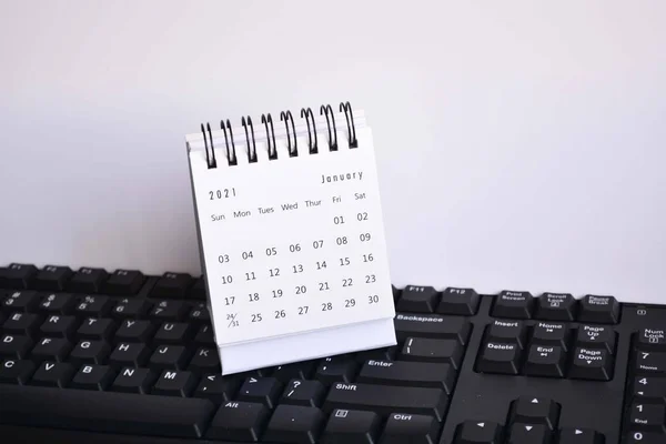 白い背景を持つキーボードの2021年1月のカレンダー 新年のコンセプト — ストック写真