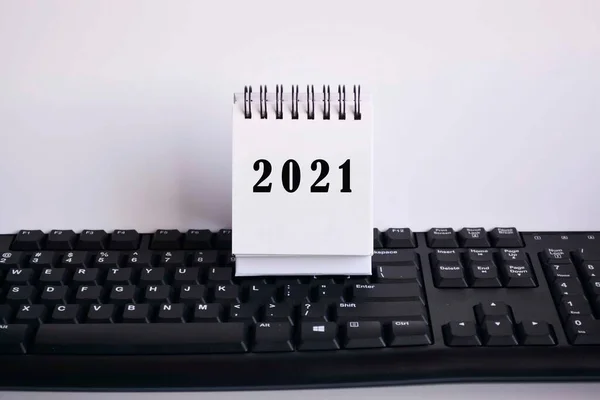 Witte 2021 Kalender Een Toetsenbord Met Witte Achtergronden Nieuwjaarsconcept — Stockfoto