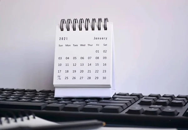 Calendario Blanco Enero 2021 Teclado Borroso Pend Notebook Con Fondos — Foto de Stock