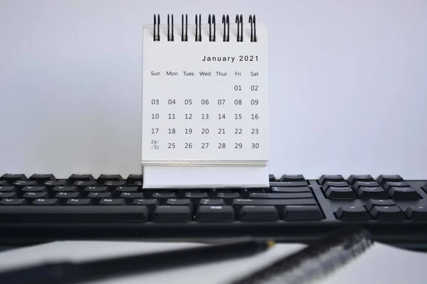 Beyaz Ocak 2021 Takvimi Bulanık Bir Klavye Üzerine Beyaz Arkaplan — Stok fotoğraf