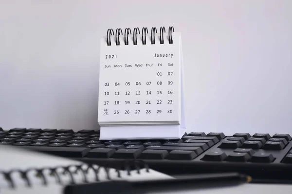 Calendario Blanco Enero 2021 Teclado Borroso Pend Notebook Con Fondos — Foto de Stock