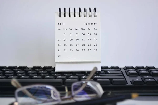 Calendario Blanco Febrero 2021 Teclado Borroso Gafas Bolígrafo Cuaderno Con — Foto de Stock