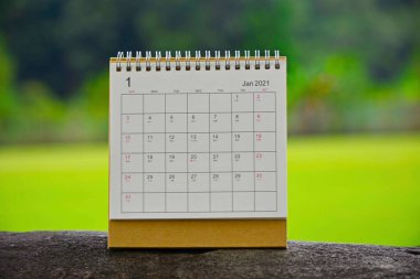 Ocak 2021 takvimi, bulanık yeşil arkaplanlı büyük taşın üstünde 2021 yeni yıl konsepti
