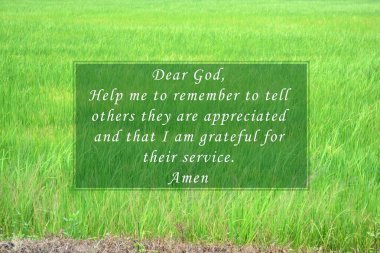 Bulanık çeltik tarlası görüntüsü olan bir dua alıntısı. Yüce Tanrım, başkalarına minnet duyduğumu ve hizmetlerinden dolayı minnettar olduğumu söylemeyi hatırlamama yardım et. Amin. Dua alıntısı konsepti.