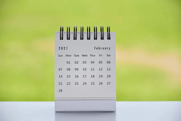 Белый Календарь Февраля 2021 Года Зеленым Размытым Фоном Концепция 2021 — стоковое фото