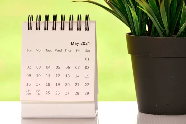 Witte Kalender Mei 2021 Met Groene Achtergronden Potplant 2021 Nieuwjaarsconcept — Stockfoto