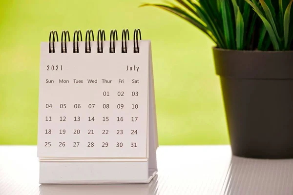 Witte juli 2021 kalender met groene achtergronden en potplant — Stockfoto