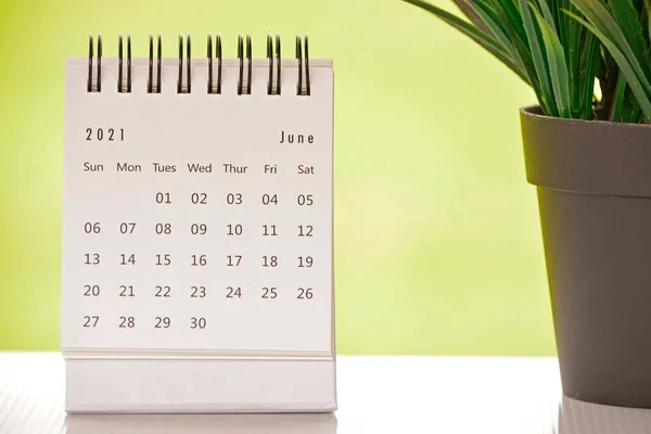 Witte kalender van juni 2021 met groene achtergronden en potplant — Stockfoto