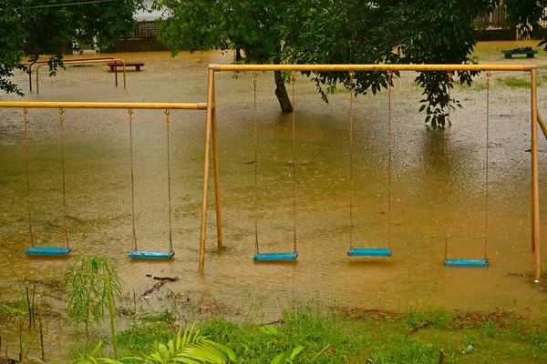 Basmış Zemin Altında Çimenler Olan Oyun Alanı Salıncakları Yağmur Mevsimi — Stok fotoğraf