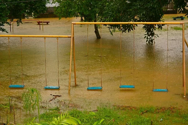 Speeltuin Schommels Met Overstroomde Grond Gras Eronder Regenseizoen — Stockfoto