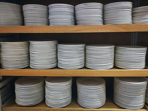 Μια Στοίβα Λευκά Πιάτα Προς Πώληση Στο Ράφι Του Σούπερ — Φωτογραφία Αρχείου