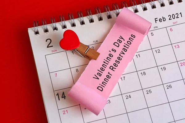Gescheurd Papier Februari Kalender 2021 Met Fase Valentijnsdag Diner Reserveringen — Stockfoto