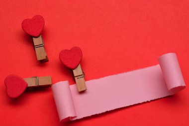 Kırmızı kağıttan arkaplanı yırtılmış kağıt. Sevgililer Günü konsepti. Metin kullanımı için boşluk