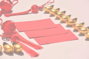 Çin Yeni Yıl Festivali dekorasyonları ya da kırmızı paket ve altın külçeler ya da pembe arka planda altın topaklar. Çince çeviri: iyi şans, zenginlik ve para akışı. 