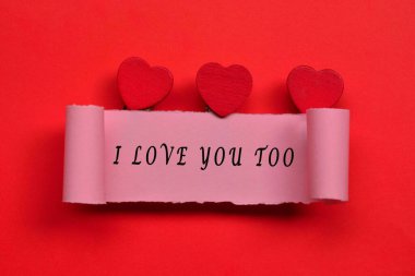 Ben de seni kırmızı arka planda kalp şeklinde yırtık kağıt üzerinde etiketlenmiş seviyorum. Sevgililer Günü konsepti. 