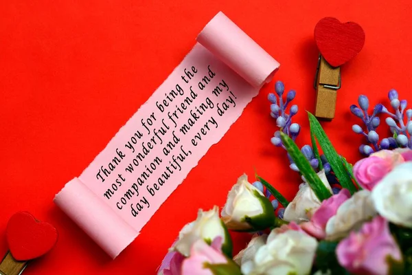 찢어진 종이에 심장이 텍스트 라벨은 배경에 로스트 스핀을 발렌타인데이 — 스톡 사진