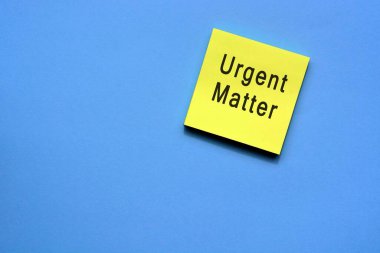 Eylem planı mavi arkaplanlı sarı yapışkan notta ilerlemeye devam ediyor