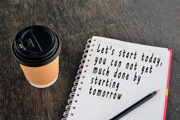 Szöveg jegyzettömbön egy csésze kávé és egy toll hátterével — Stock Fotó