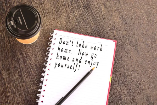 Texto no bloco de notas com fundo de xícara de café e uma caneta — Fotografia de Stock