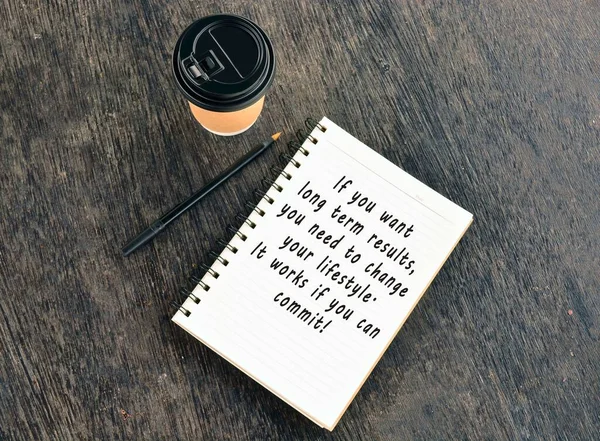 Текст на блокноте с одноразовым деревянным столом чашки кофе — стоковое фото