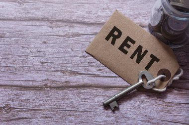 Kahverengi etiketli, anahtarlı ve bozuk para dolu kavanozlu yazı.