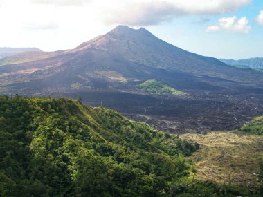 Kara zeminde mavi gökyüzü olan Batur Kintamani Dağı 'nın panoramik manzarası, Kintamani, Bali Adası, Endonezya