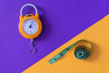 Çok renkli arkaplanda ağırlık ve mezura