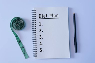 Not defterinde kalem ve beyaz arkaplanda ölçü musluğu olan metin